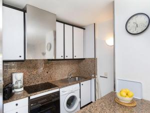 Kuchyňa alebo kuchynka v ubytovaní Apartment Riviera Park by Interhome