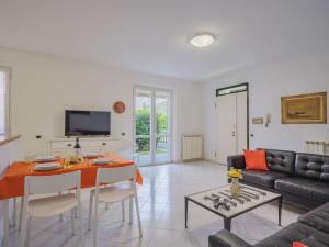 Televisor o centre d'entreteniment de Holiday Home Lucerna Due-3 by Interhome
