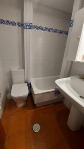 Bathroom sa Estupendo apartamento en San Vicente do Mar O Grove