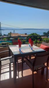 una mesa con 3 copas de vino en la parte superior de un balcón en Estupendo apartamento en San Vicente do Mar O Grove, en San Vicente do Mar