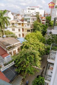 una vista aérea de una ciudad con árboles y edificios en Merry House Bạch Dương, en An Khê