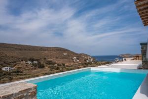 a swimming pool with a view of the ocean at Epithea Suites Kythnos 3 με ιδιωτική πισίνα in Kithnos