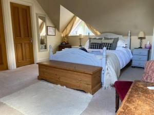 Un dormitorio con una gran cama blanca y una ventana en 5 Charlton Mill Way B&B, en Chichester
