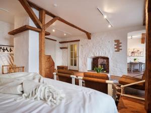 een slaapkamer met een wit bed en een open haard bij Historic Apartment with Private Garden in Old Town in Tallinn