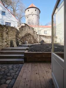 une chambre avec des escaliers, un bâtiment et une tour dans l'établissement Historic Apartment with Private Garden in Old Town, à Tallinn