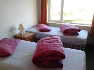 מיטה או מיטות בחדר ב-Betty's Cottage