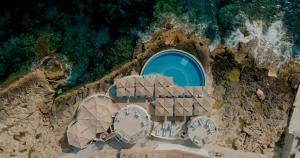 斯利马1926 Le Soleil Hotel & Spa的享有海滩上建筑的空中景致