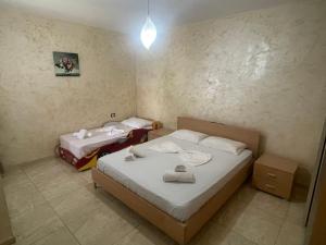 duas camas num pequeno quarto com toalhas em 1-Stunning Sea View Apartments! em Saranda