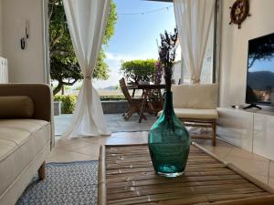 Телевизор и/или развлекательный центр в Dimora Sestri Levante con piscina