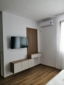 a room with a flat screen tv on a wall at La Roby si Niko in Dubova