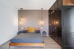 een slaapkamer met een groot bed en enkele verlichting bij Villa Toro in Corralejo +18 foto's