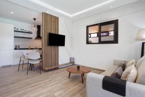 een woonkamer met een bank en een tafel bij Villa Toro in Corralejo