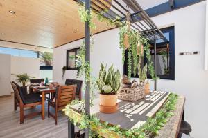 een patio met potplanten en een tafel bij Villa Toro in Corralejo