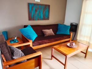 - un salon avec un canapé et une table dans l'établissement FELIX HOUSE sea views, à Costa de Antigua