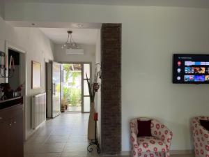Televízia a/alebo spoločenská miestnosť v ubytovaní Electra Garden House