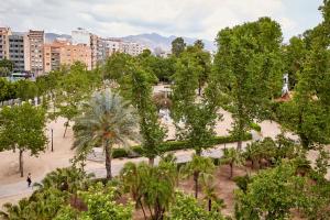 una vista aérea de un parque con árboles y edificios en Doña Lola, en Castellón de la Plana