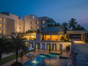 un grande edificio con piscina di fronte di The Crown, Bhubaneswar - IHCL SeleQtions a Bhubaneshwar