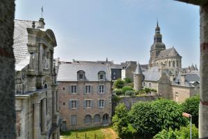vista para a cidade a partir do castelo em Le Sainte Catherine - Appt centre-historique em Dinan