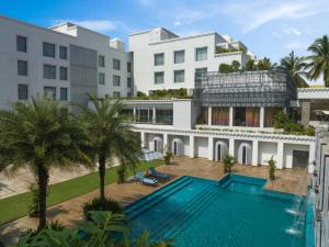 uma vista aérea de um edifício com piscina em The Crown, Bhubaneswar - IHCL SeleQtions em Bhubaneshwar