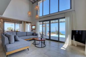 TV a/nebo společenská místnost v ubytování Tsakmakis Villas - Luxury - Panoramic Sea View Lefkada