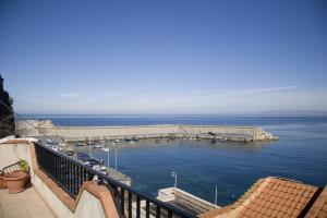 - une vue sur un port de plaisance avec des bateaux dans l'eau dans l'établissement Il Porticciolo, à Scilla