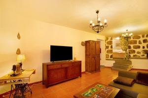 TV a/nebo společenská místnost v ubytování El Alpendre de la Vega 4