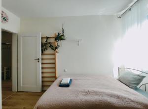 Un pat sau paturi într-o cameră la Lema 15A by Homeprime