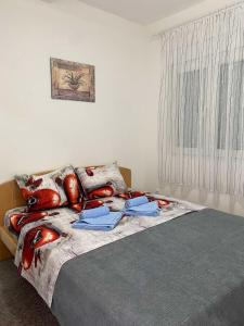 een slaapkamer met een bed met kussens erop bij Ivana apartman in Vrnjačka Banja