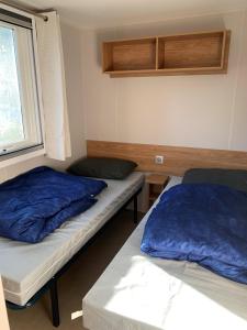 Un pat sau paturi într-o cameră la Mobil Home La Palmyre Camping Bonne Anse 4 étoiles +3 fotografii