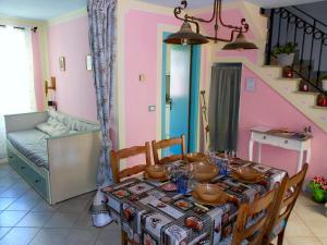 una sala da pranzo con tavolo e una camera con letto di Il Nido Magico Incanto e magia nel borgo antico a Calice al Cornoviglio