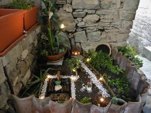 een model van een tuin met een huis en verlichting bij Il Nido Magico Incanto e magia nel borgo antico in Calice al Cornoviglio