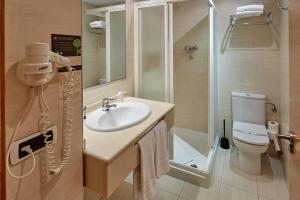uma casa de banho com um lavatório, um chuveiro e um WC. em Doña Lola em Castellón de la Plana