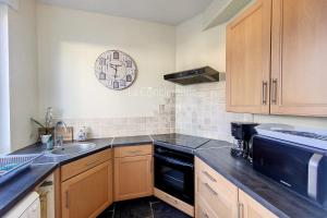 a kitchen with a sink and a counter top at AD41 - La Perle Marine Jolie maison avec jardin et terrasse in Ault