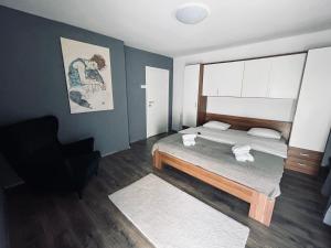 1 dormitorio pequeño con 1 cama y 1 silla en B&D en Novi Vinodolski