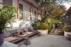 高爾的住宿－巴扎堡酒店，一个带长凳和一些植物的庭院