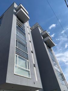 um edifício alto com janelas do lado em Apartamento en Manizales em Manizales