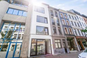 um edifício de apartamentos numa rua da cidade em Wonderful apartment in the center of Antwerp em Antuérpia