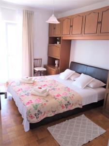 1 dormitorio con 1 cama con 2 toallas en Bošana Beach Apartment Biograd, en Biograd na Moru