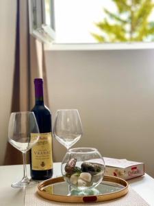 un tavolo con due bicchieri di vino e una bottiglia di vino di Apartman Mandić Žabljak a Žabljak