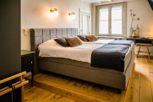 1 dormitorio con 1 cama grande en una habitación en Hotel Restaurant De Keurvorst en Ravenstein