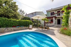 Imagen de la galería de House Dinka with Pool, en Porat