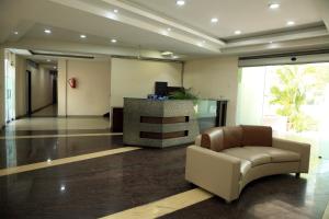 印多爾的住宿－Hotel Shri Raam Krishna Baag Indore，办公大厅配有椅子和书桌