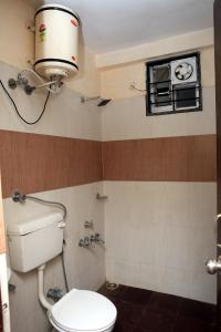 印多爾的住宿－Hotel Shri Raam Krishna Baag Indore，一间带卫生间和窗户的浴室