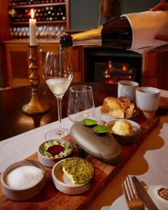 - une table avec une assiette de nourriture et une bouteille de vin dans l'établissement Summerhill Guest Estate, à Pinetown