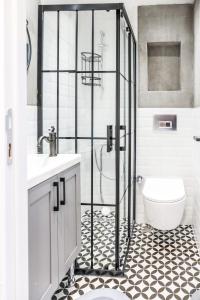 een badkamer met een douche, een toilet en een wastafel bij Elegant Studio Flat 5 min to Moda Shore in Istanbul