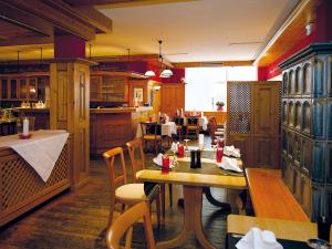 A restaurant or other place to eat at DORMERO Hotel Plauen