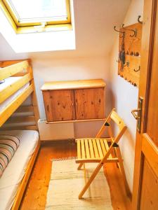 ミッテンヴァルトにある1a Alpen Panorama Hütteの小さな客室で、椅子と二段ベッドが備わります。