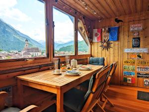 ミッテンヴァルトにある1a Alpen Panorama Hütteの窓付きの部屋(木製テーブル、椅子付)