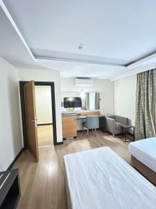 um quarto de hotel com duas camas e uma secretária em Hotel Sumela Garden - All Inclusive em Beldibi