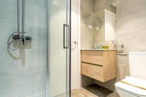 een badkamer met een douche en een toilet bij Bright Modern - 2Bedrooms 1Bathroom - Delicias in Madrid